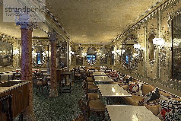 Blick in das historische Café Quadri in den Arkaden der alten Prokuratie  16. Jhd. am frühen Morgen  Venedig  Venetien  Italien  Europa