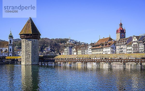 Blick über den Fluss Reuss zur Kapellbrücke und Wasserturm  Altstadt  Luzern  Schweiz  Europa