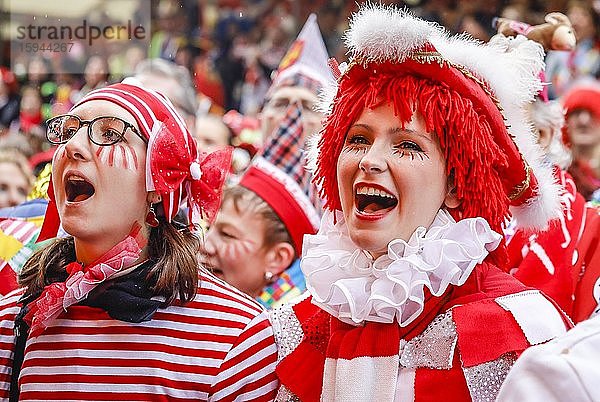 Bunt kostümierte Karnevalisten feiern Karneval in Köln  an Weiberfastnacht wird auf dem Alter Markt traditionell der Straßenkarneval eröffnet  der dann am Rosenmontag seinen Höhepunkt findet
