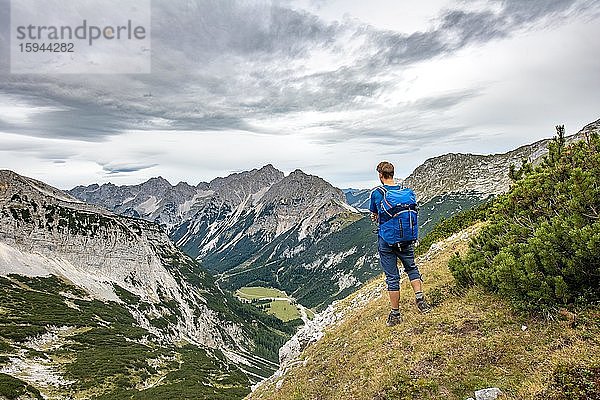 Wanderer blickt ins Karwendeltal mit Raffelspitze und Hochkarspitze  Wanderweg zur Birkkarspitze  Vomper-Kette  Karwendel  Tirol  Österreich  Europa