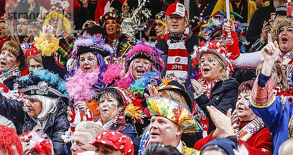 Bunt kostümierte Karnevalisten feiern Karneval in Köln  an Weiberfastnacht wird auf dem Alter Markt traditionell der Straßenkarneval eröffnet  der dann am Rosenmontag seinen Höhepunkt findet  Nordrhein-Westfalen  Deutschland  Europa