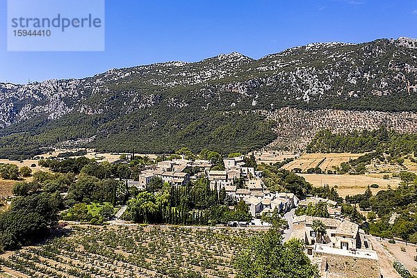 Luftbild Ortschaft Orient  Urbanisation d'Alaro  Serra de Tramuntana  Mallorca  Balearen  Spanien  Europa