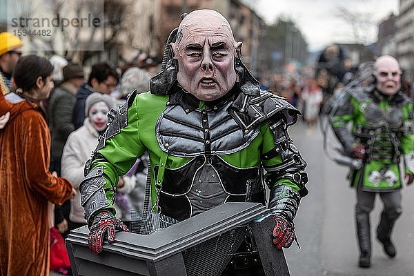 Als Fabelwesen maskierte Person beim Karnevalsumzug der Mättli Zunft in Littau  Luzern  Schweiz  Europa