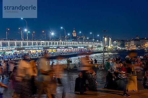 Menschen vor der Galatabrücke bei Nacht  Istanbul  Türkei  Asien