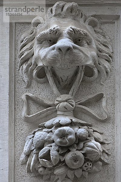 Löwenfigur  Kopf hält Früchte im Maul  Relief an einer Kirche  Venedig  Venetien  Italien  Europa