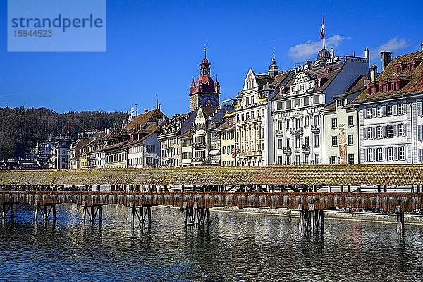 Blick über den Fluss Reuss zur Kapellbrücke  Altstadt  Luzern  Schweiz  Europa