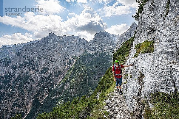 Junger Wanderer auf dem Wanderweg Sentiero Carlo Minazio  Sorapiss Umrundung  Dolomiten  Belluno  Italien  Europa