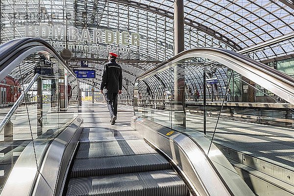 Wachpersonal  menschenleere Bahnsteige während Lockdown in Corona-Krise  Berliner Hauptbahnhof  Berlin  Deutschland  Europa