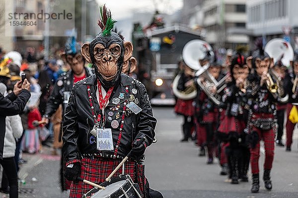 Punky Monkey Guggenmusik Löchlitramper Littau beim Fasnachts Umzug der Mättli Zunft in Littau  Luzern  Schweiz  Europa