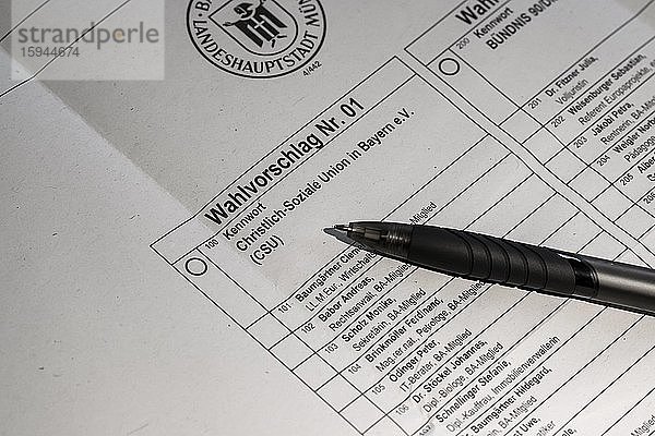 Stift liegt auf Wahlzettel  CSU Christlich-Soziale Union  Wahl  Bürgermeisterwahl  München  Bayern  Deutschland  Europa
