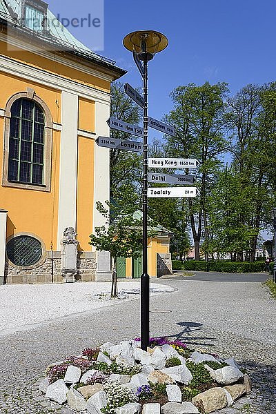 Wegweiser mit Entfernungsangaben an der Heilig-Kreuz-Kirche  Jelenia Gora  Niederschlesien  Riesengebirge  Polen  Europa