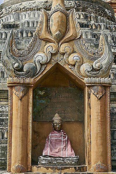Buddhafigur mit Winterumhang  Sankar Pagode  Dorf Sankar  Shan-Staat  Myanmar  Asien