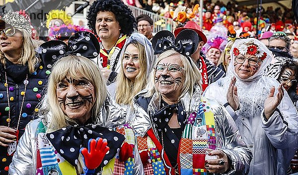Bunt kostümierte Karnevalisten feiern Karneval in Köln  an Weiberfastnacht wird auf dem Alter Markt traditionell der Straßenkarneval eröffnet  der dann am Rosenmontag seinen Höhepunkt findet  Nordrhein-Westfalen  Deutschland  Europa