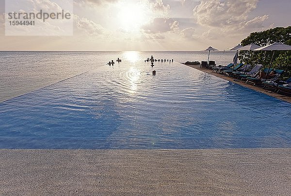 Infinity Pool  Schwimmbad  Summer Island  Nord-Malé-Atoll  Malediven  Asien