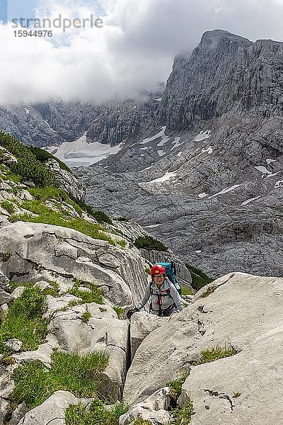 Bergsteigerin zwischen Felsen  Route von Simonyhütte zur Adamekhütte  felsiges alpines Gelände  Salzkammergut  Oberösterreich  Österreich  Europa