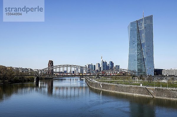 EZB Europäische Zentralbank vor der Skyline des Frankfurter Bankenviertels  Frankfurt am Main  Hessen  Deutschland  Europa