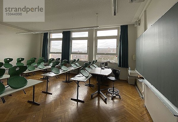 Schule entfällt wegen Coronavirus  leeres Klassenzimmer  Deutschland  Europa