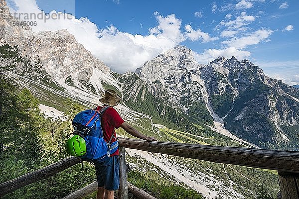 Wanderer blickt auf Berggipfel Cima Scooter und Cima Salvella  Aufstieg zum Rifugio San Marco  San Vito di Cadore  Belluno  Italien  Europa