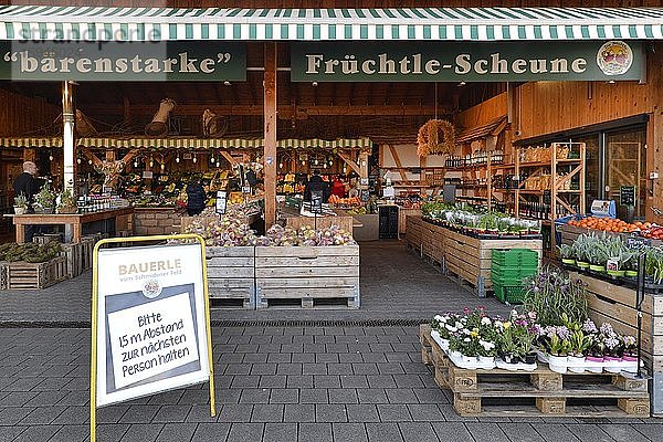 Marktstand mit regionalen Lebensmitteln eines Bauern mit Warnung wegen Coronavirus  Schmiden bei Stuttgart  Baden-Württemberg  Deutschland  Europa