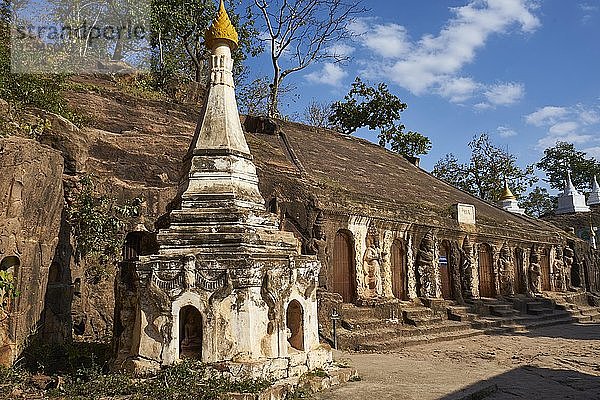 Sandsteinhöhlen von Hpo Win Daung  nahe dem Dorf Minzu  Monywa District  Myanmar  Asien