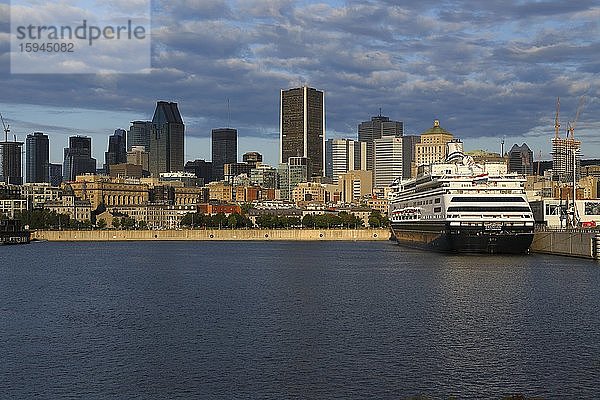 Kreuzfahrtschiff im Alten Hafen vor Skyline mit Wolkenkratzern  Montreal  Provinz Quebec  Kanada  Nordamerika