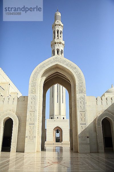 Große Sultan-Qabus-Moschee Sichtachse vom Haupteingang zum Hauptminarett  Oman  Maskat  Asien