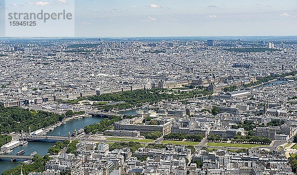 Stadtansicht  Ausblick vom Eiffelturm mit Palais du Louvre  Paris  Île-de-France  Frankreich  Europa