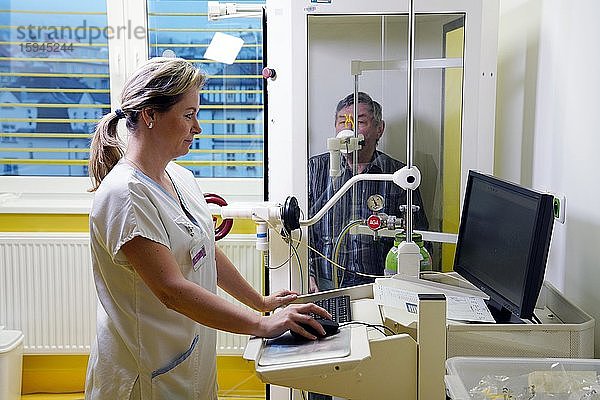 Spirometrie  Test der Lungenfunktion  Krankenschwester untersucht einen Patienten  Karlovy Vary  Tschechien  Europa