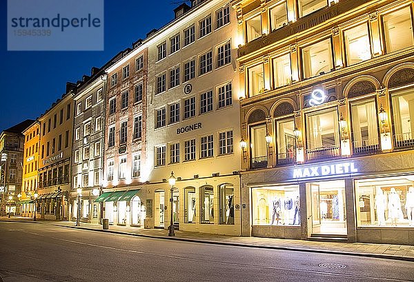 Historische Häuserzeile  Fassaden an der Residenzstraße in der Abenddämmerung  Max-Joseph-Platz  München  Bayern  Deutschland  Europa