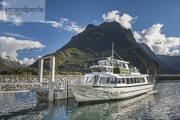 Touristenboot am Steg im Milford Sound  Fjordland Nationalpark  Region Southland  Südinsel  Neuseeland  Ozeanien