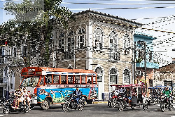 Bus  Motorräder und Tuk-Tuks an der Plaza de Armas  Iquitos  Loreto  Peru  Südamerika