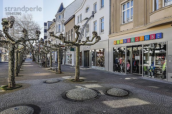 Menschenleere Einkaufsstraße mit geschlossenen Geschäften wegen Corona Pandemie Kontaktverbot  Hauptstraße in der Altstadt  Viersen  Niederrhein  Nordrhein-Westfalen  Deutschland  Europa