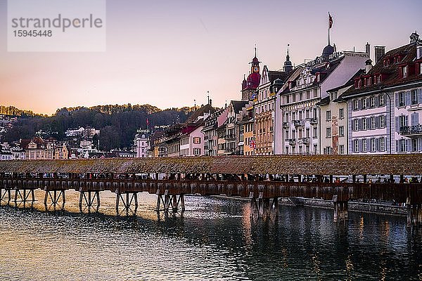 Blick über den Fluss Reuss zur Kapellbrücke bei Sonnenuntergang  Altstadt  Luzern  Schweiz  Europa