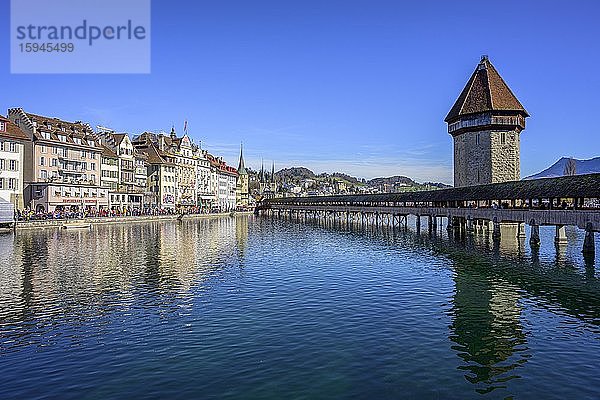 Blick über den Fluss Reuss zur Kapellbrücke und Wasserturm  Altstadt  Luzern  Schweiz  Europa