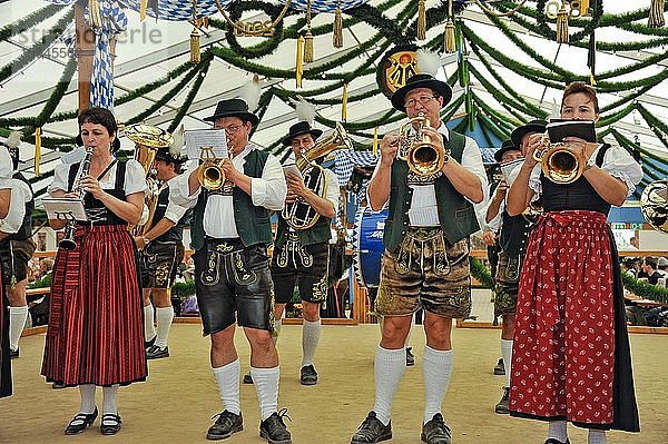 Musiker einer bayerischen Blaskapelle in Tracht  altes Festzelt  historische Wiesn  Oktoberfest  München  Oberbayern  Bayern  Deutschland  Europa