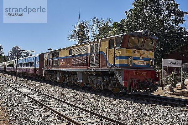 Eisenbahn hält am Bahnhof von Kalaw  Shan-Staat  Myanmar  Asien
