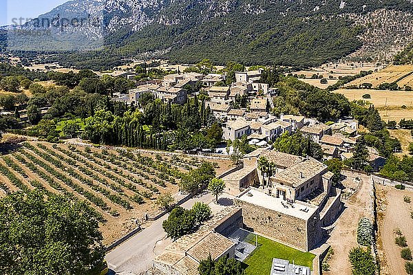 Luftbild Ortschaft Orient  Urbanisation d'Alaro  Serra de Tramuntana  Mallorca  Balearen  Spanien  Europa