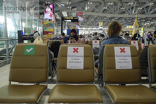 Sitzplätze gekennzeichnet mit grünem Haken und rotem Kreuz  Abstand halten  Social Distancing  Flughafen Suvarnabhumi  Bangkok  Thailand  Asien