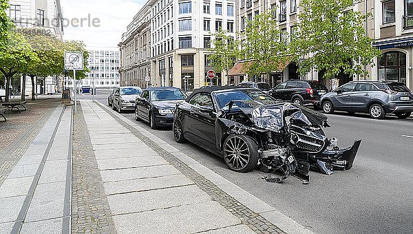 Verkehrsunfall  stark beschädigtes Auto am Gendarmenmarkt  Berlin  Mitte