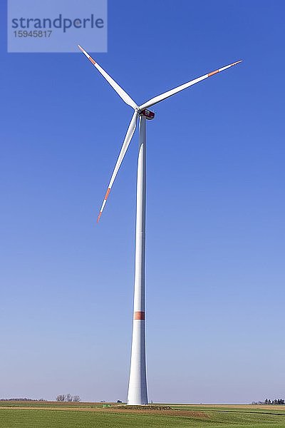 Windkraftrad vor blauem Himmel  Schwäbische Alb  Baden-Württemberg  Deutschland  Europa
