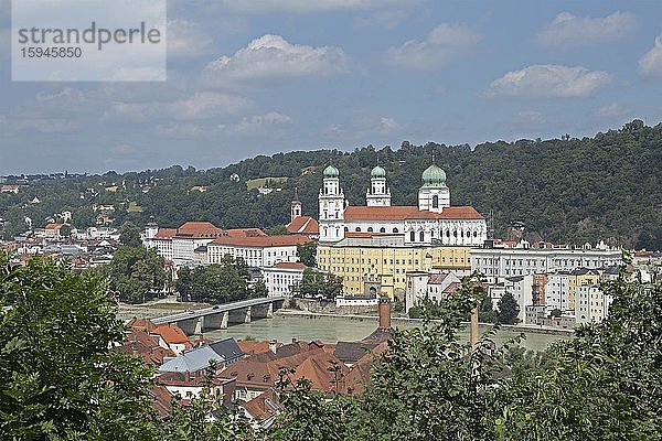 Stadtansicht  Blick über die Donau auf Dom St. Stephan  Passau  Niederbayern  Bayern  Deutschland  Europa