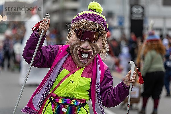Als Skifahrer maskierte Person beim Karnevalsumzug der Mättli Zunft in Littau  Luzern  Schweiz  Europa