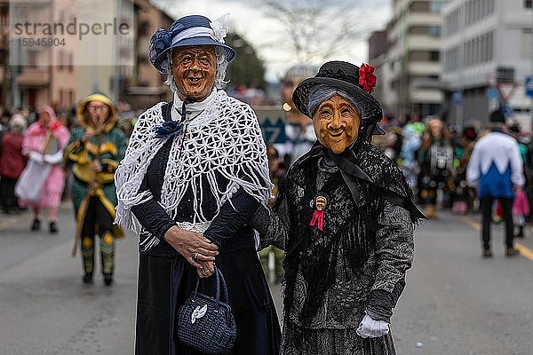 Als Krienser Hexenpaar maskierte Personen beim Karnevalsumzug der Mättli Zunft in Littau  Luzern  Schweiz  Europa