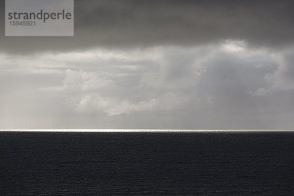 Sonnenstrahlen auf dem Meer  Gewitterstimmung  Isle of Harris  Schottland  Großbritannien  Europa