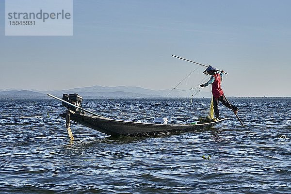 Einbeinruderer mit Fischernetz  Intha Fischer auf dem Inle-See  Myanmar  Asien