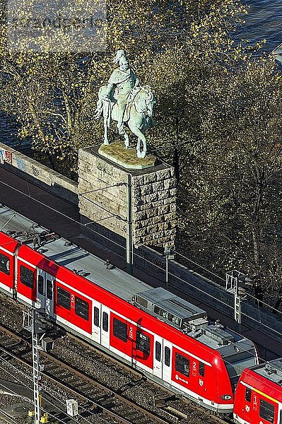 Regionalzug der Deutschen Bahn  DB  S-Bahn der Baureihe 423  Reiterstandbild für König Friedrich Wilhelm IV. an der Hohenzollernbrücke  Köln  Nordrhein-Westfalen  Deutschland  Europa