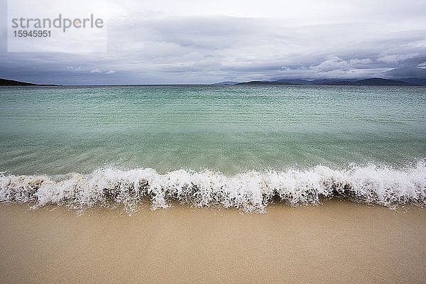 Wellen am Strand Traigh na h-Uidhe  schlechtes Wetter  Northton  Isle of Harris  Äußere Hebriden  Schottland  Großbritannien  Europa