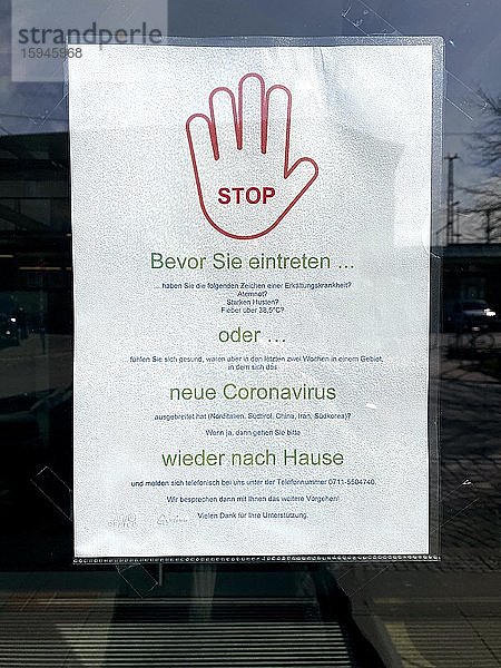 Plakat  Warnschild an Fitnessstudio  Coronavirus  Stuttgart  Baden-Württemberg  Deutschland  Europa