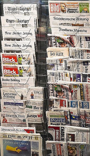 Viele verschiedene internationale  Tageszeitungen im Ständer zum Verkauf  Zürich  Schweiz  Europa