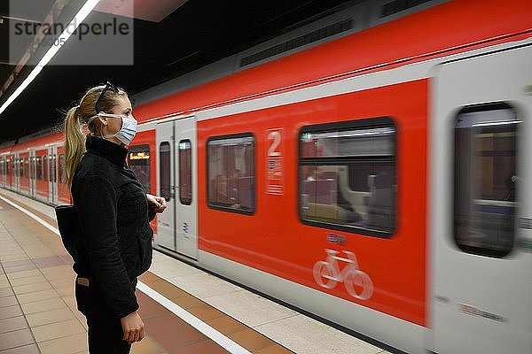 Frau mit Atemschutzmaske  wartet auf Zug  S-Bahn  Corona-Krise  Stuttgart  Baden-Württemberg  Deutschland  Europa